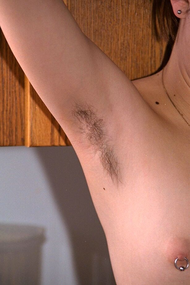 Die 16-jährige asiatische Amateurin Hazel klettert auf die Küchenarbeitsplatte und entblößt ihre haarige Vagina