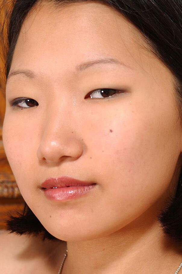 16P A adolescente japonesa Maxine revelando seios grandes e naturais em saia plissada