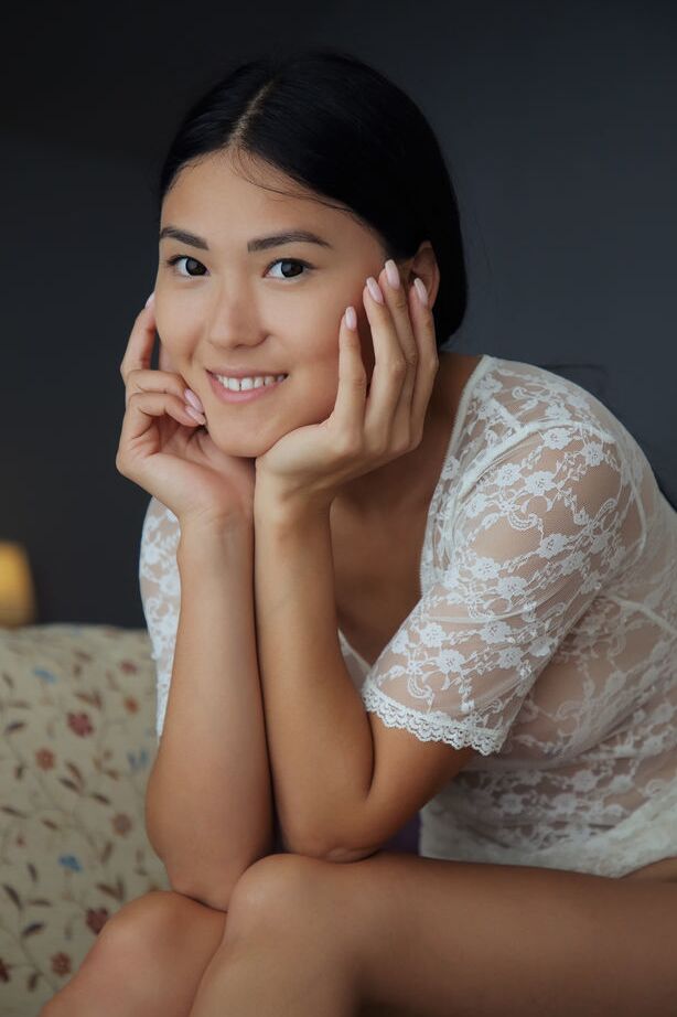 Kimiko, une adolescente asiatique de 18P, montre le bas de ses pieds nus lors d'une séance de nu