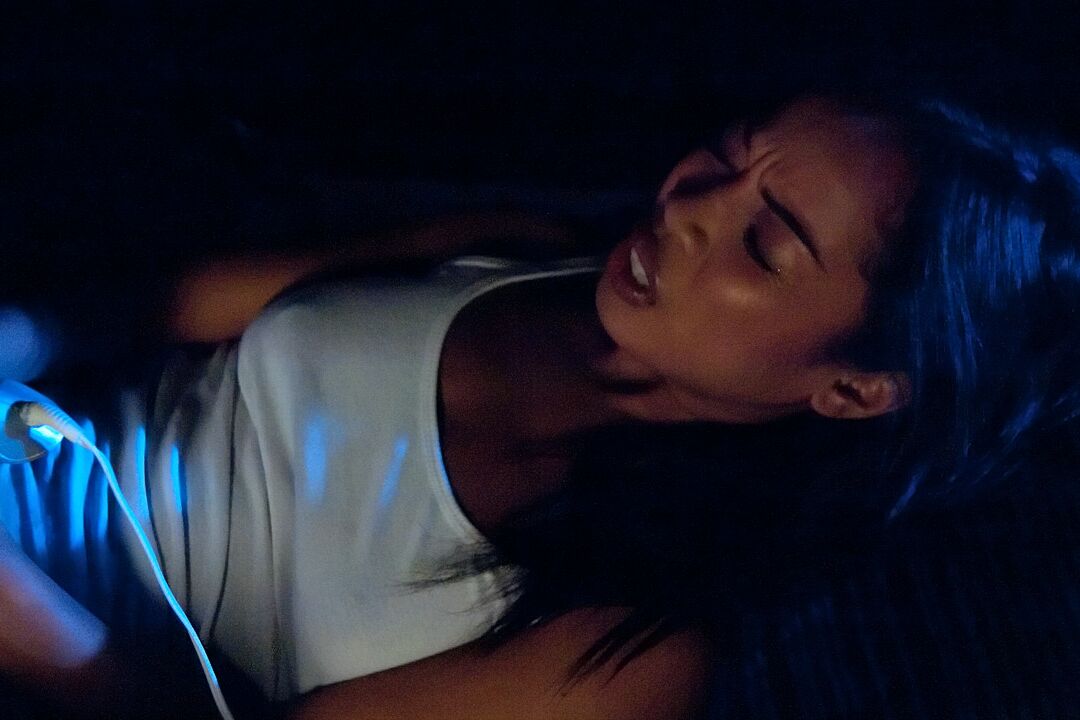 Das asiatische 21P-Babe Melanie Lucci zieht ihr Höschen aus