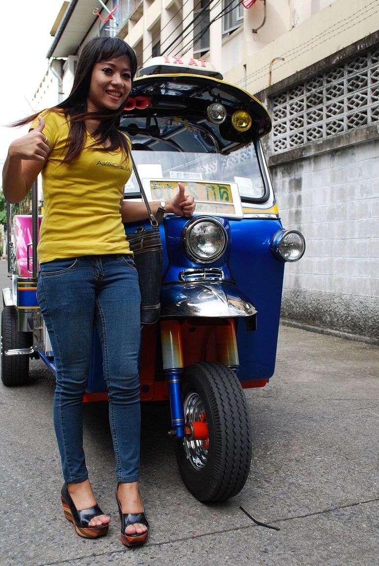 17P Eine Tuk-Tuk-Fahrerin und ein Farang treiben es in einer Seitengasse vor der Kamera