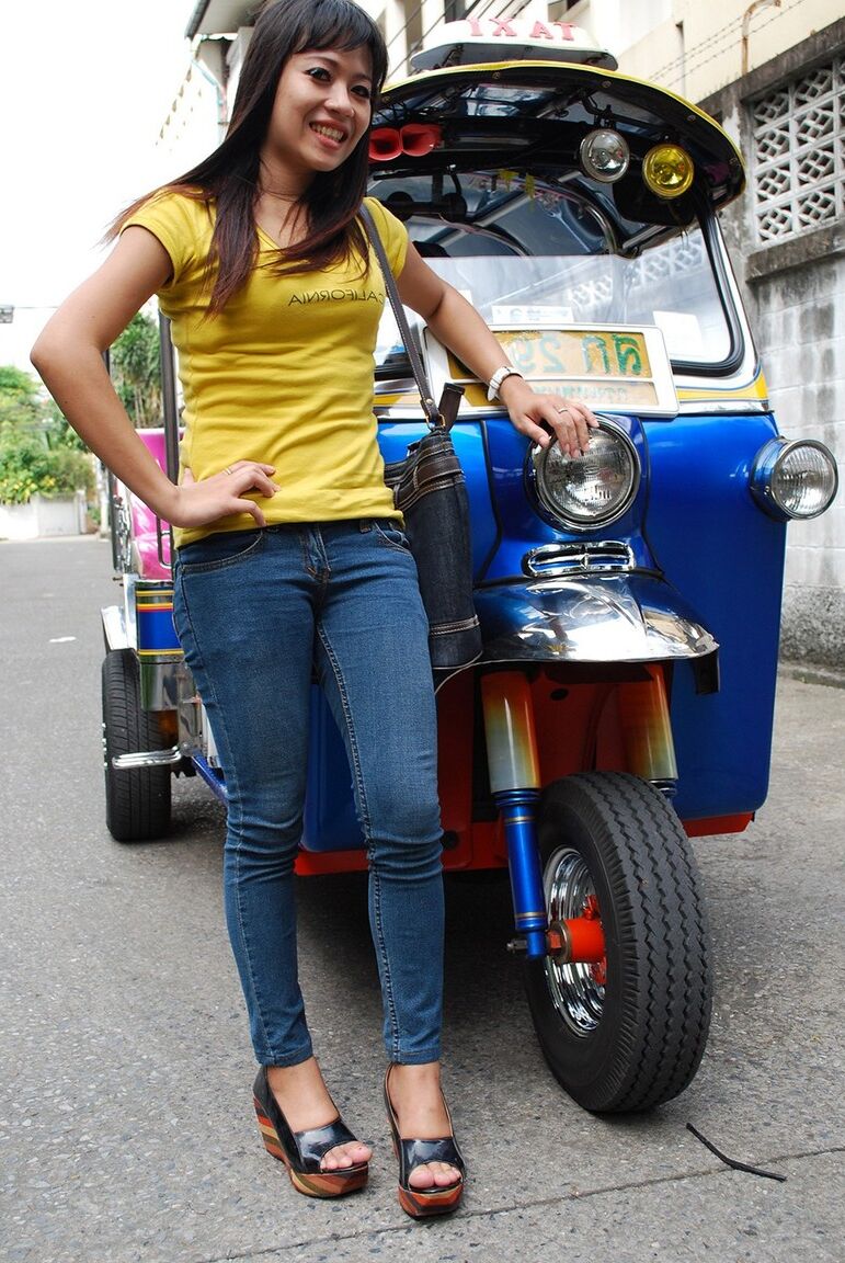 17P Eine Tuk-Tuk-Fahrerin und ein Farang treiben es in einer Seitengasse vor der Kamera