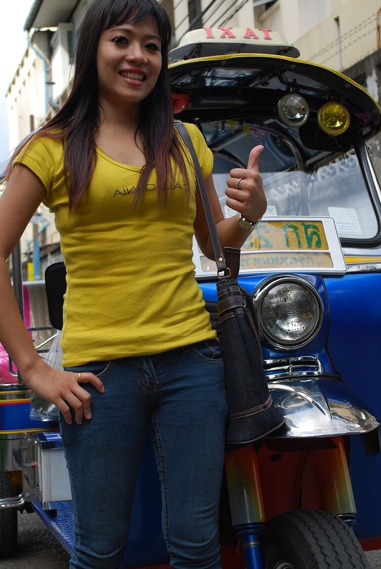 17P Eine Tuk-Tuk-Fahrerin und ein Farang treiben es in einer Seitengasse vor der Kamera