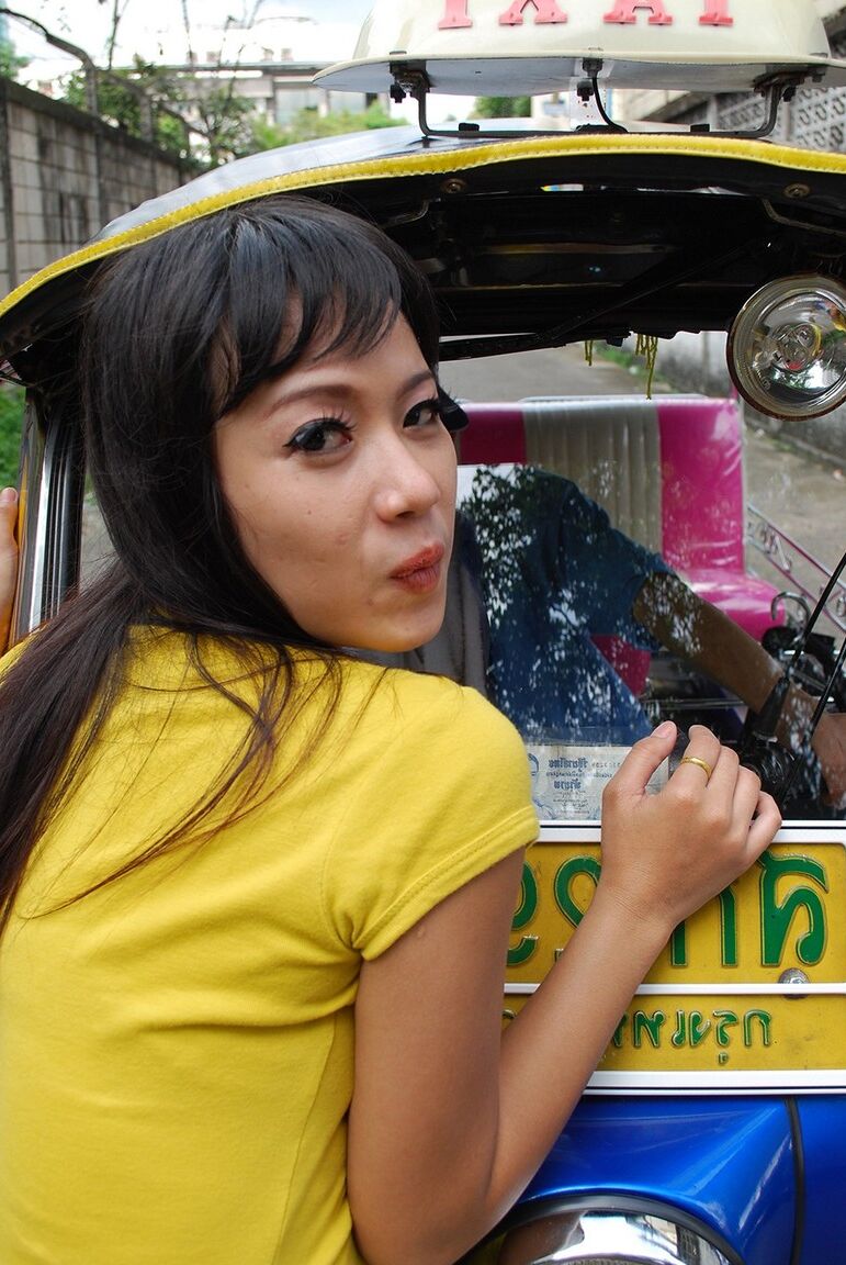 17P Eine Tuk-Tuk-Fahrerin und ein Farang treiben es in einer Seitengasse vor der Kamera