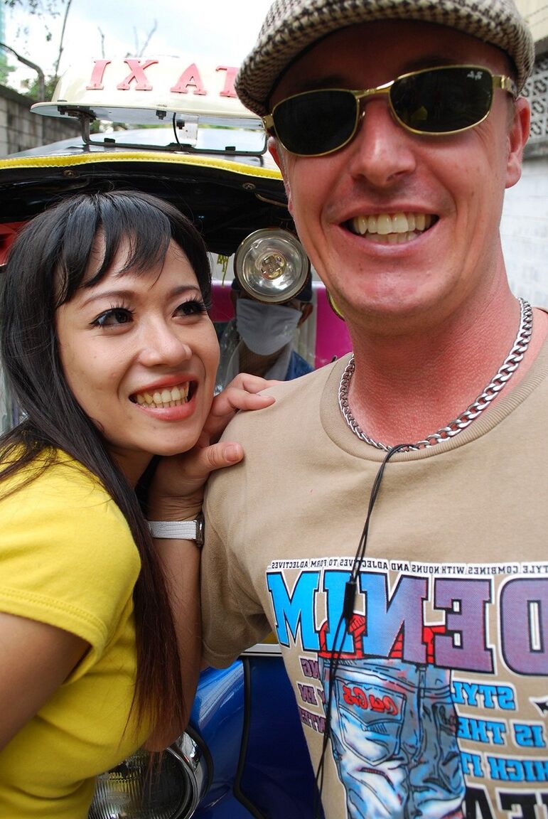 17P Eine Tuk-Tuk-Fahrerin und ein Farang treiben es in einer Seitengasse vor der Kamera