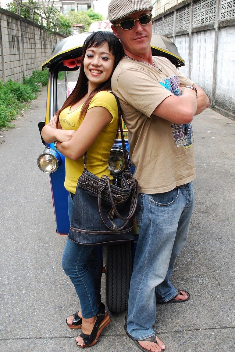 17P Eine Tuk-Tuk-Fahrerin und ein Farang treiben es in einer Seitengasse vor der Kamera