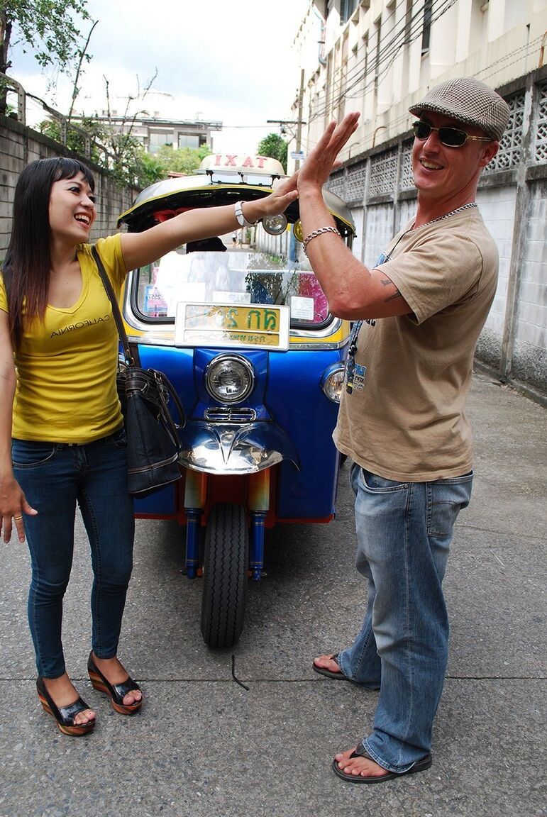 17P Eine Tuk-Tuk-Fahrerin und ein Farang treiben es in einer Seitengasse vor der Kamera