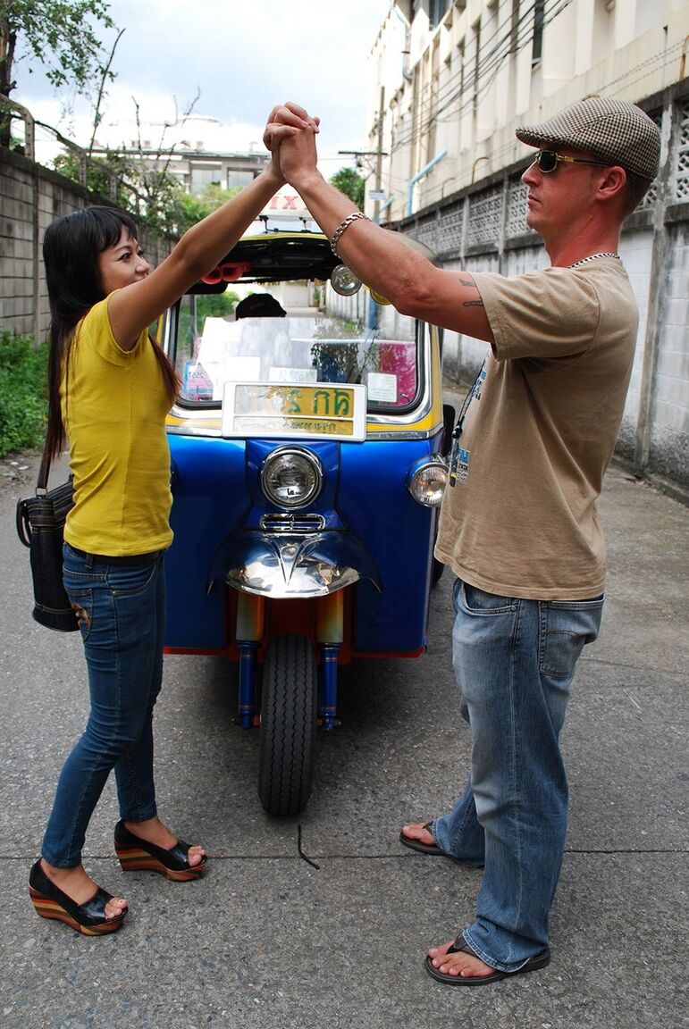 17P Eine Tuk-Tuk-Fahrerin und ein Farang treiben es in einer Seitengasse vor der Kamera