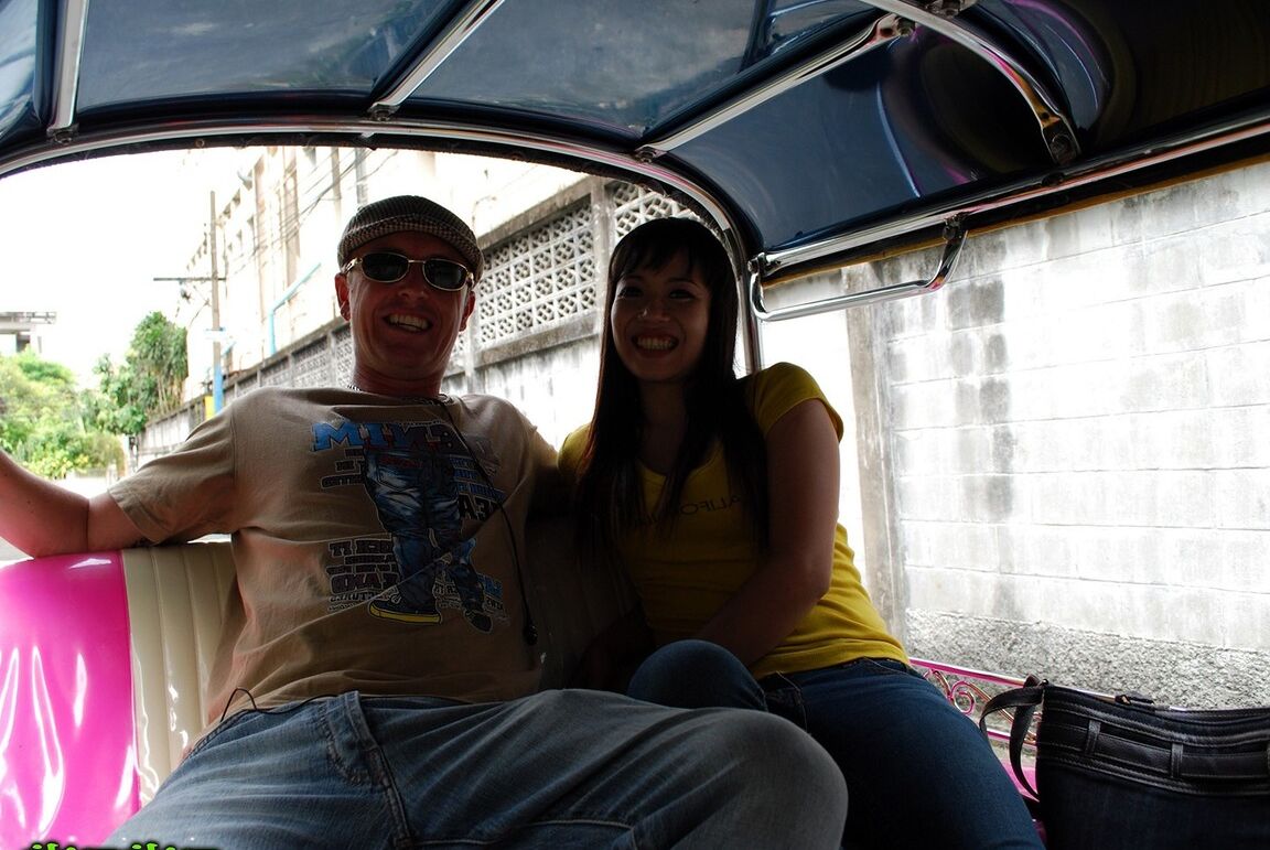 17P Eine Tuk-Tuk-Fahrerin und ein Farang treiben es in einer Seitengasse vor der Kamera
