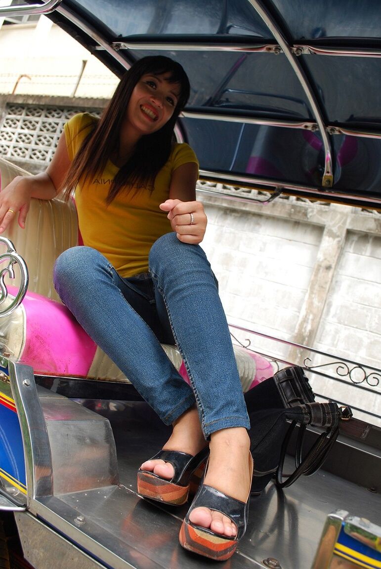 17P Eine Tuk-Tuk-Fahrerin und ein Farang treiben es in einer Seitengasse vor der Kamera