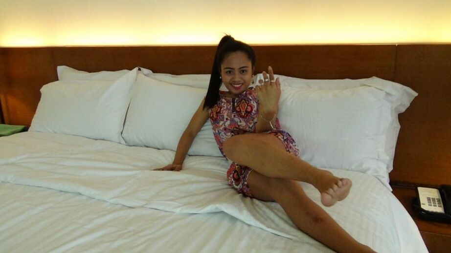 17P La jolie teen philippine Elaine donne la tête chaude pour recevoir une éjaculation externe en désordre