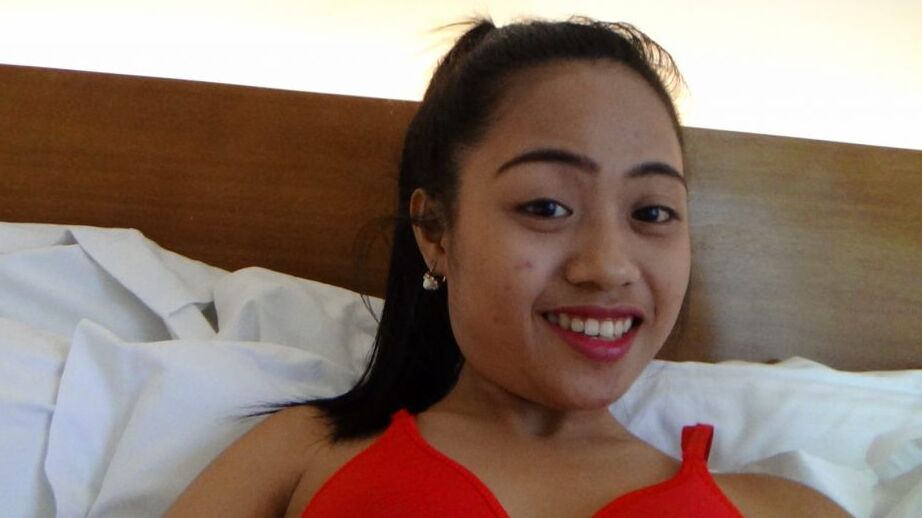17P La jolie teen philippine Elaine donne la tête chaude pour recevoir une éjaculation externe en désordre