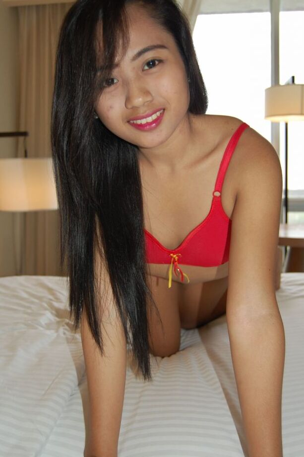17P La jolie teen philippine Elaine donne la tête chaude pour recevoir une éjaculation externe en désordre