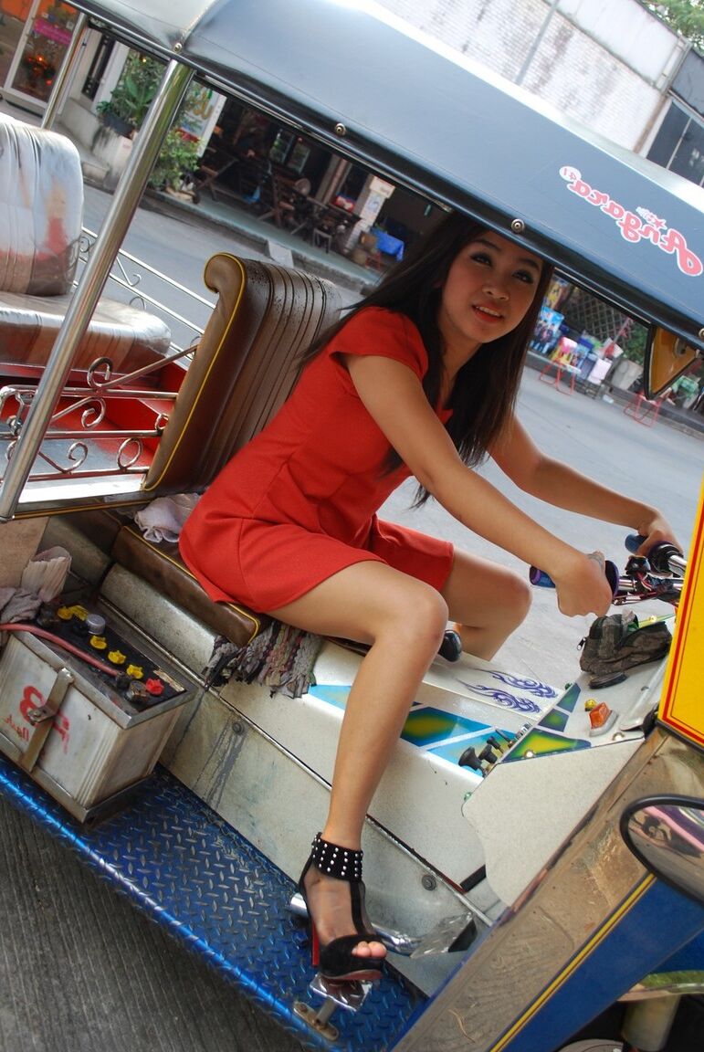 Die 19P-Thai-Neulingin wird vom Tuk-Tuk-Fahrer zum aufstrebenden Aktmodell