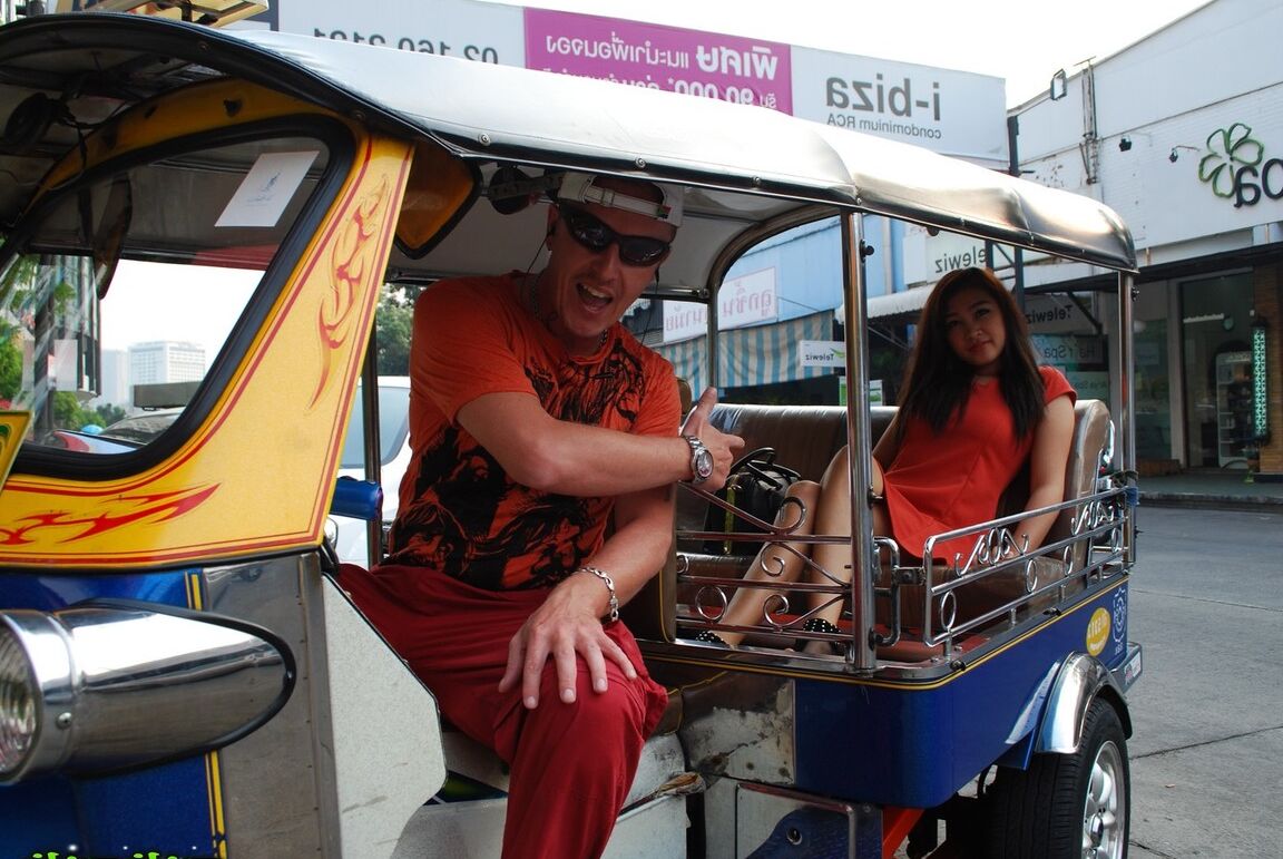 Die 19P-Thai-Neulingin wird vom Tuk-Tuk-Fahrer zum aufstrebenden Aktmodell