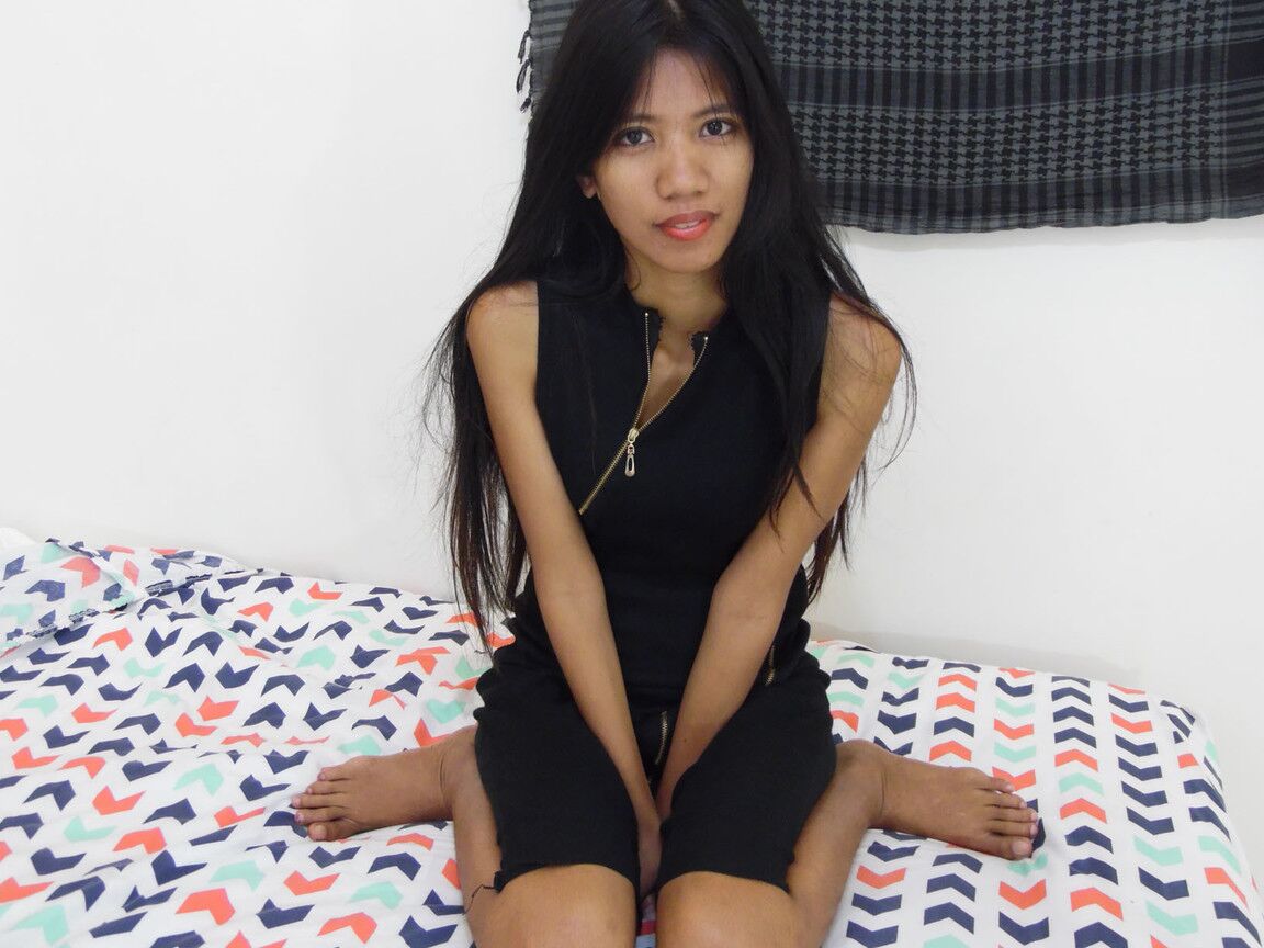 Die 16-jährige asiatische Amateurin Anna masturbiert nackt, bevor sie Sex mit einem Farang hat