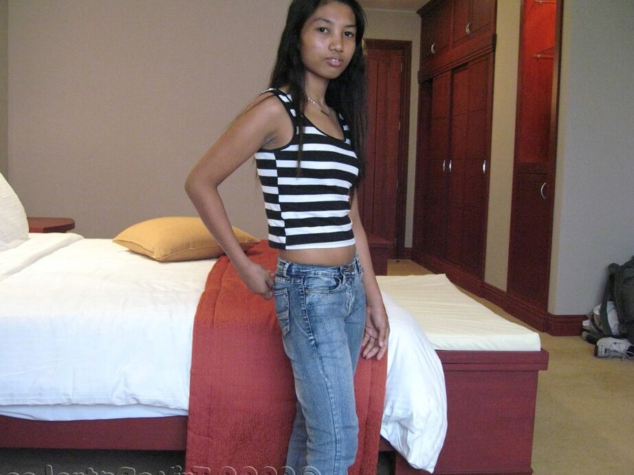 Die 17-jährige philippinische Teenagerin Chantel zieht sich aus und masturbiert vor der Kamera im Hotelzimmer