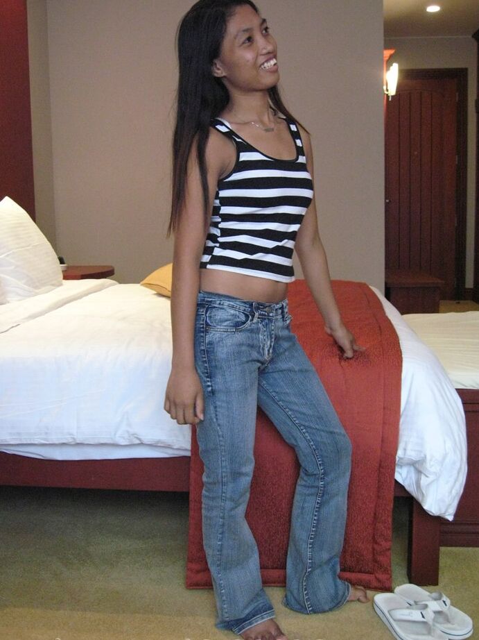 Die 17-jährige philippinische Teenagerin Chantel zieht sich aus und masturbiert vor der Kamera im Hotelzimmer