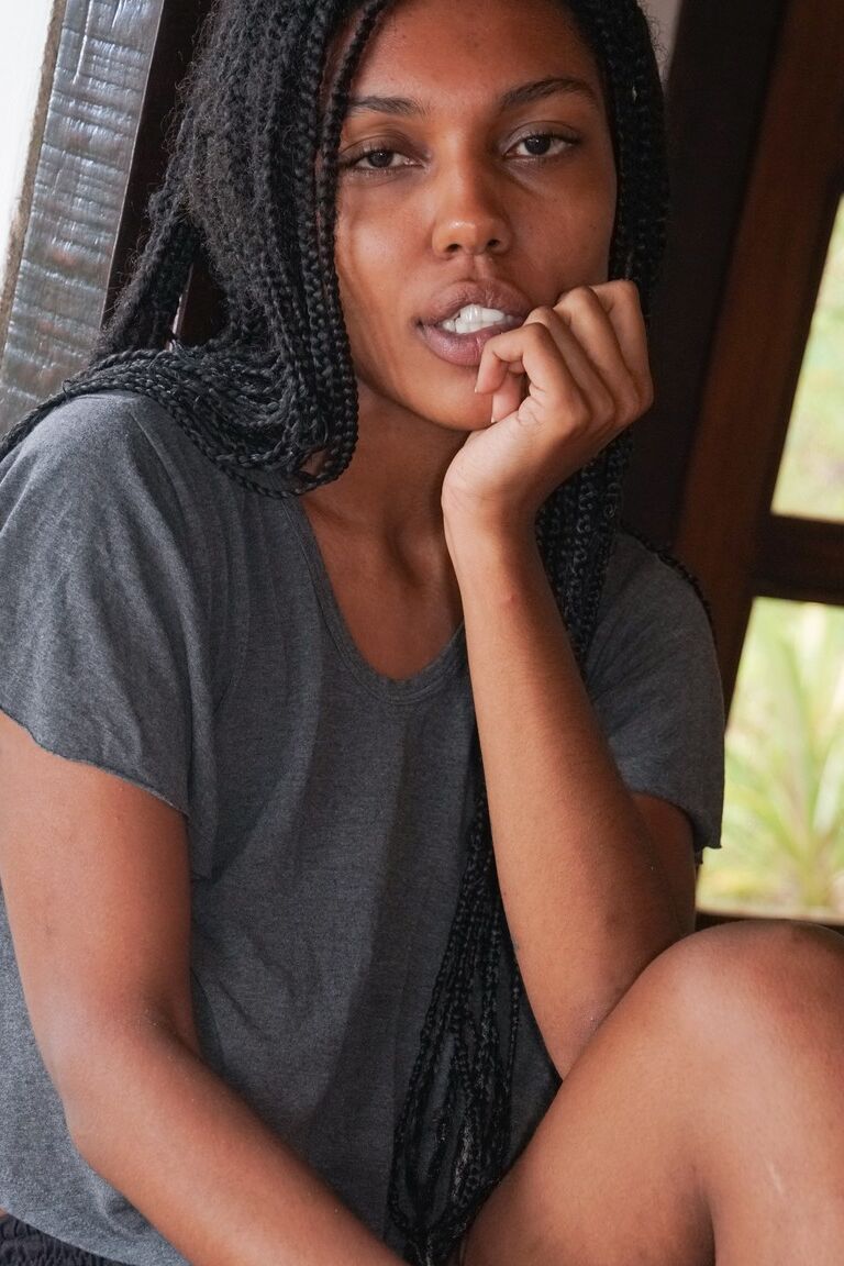 21P La modelo africana Sofia Cuty se burla con sus enormes tetas naturales