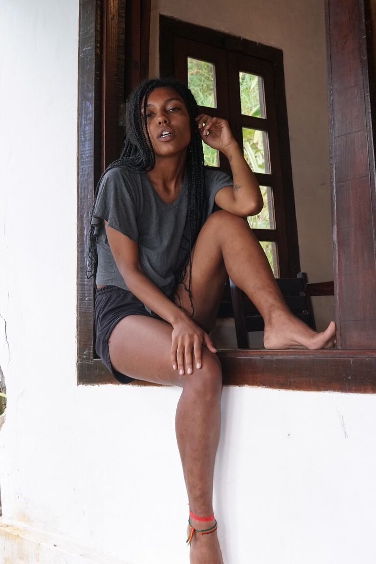 21P La modelo africana Sofia Cuty se burla con sus enormes tetas naturales