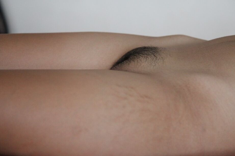 20P La flaca asiática Lynn muestra sus pequeñas tetas y su coño en la cama