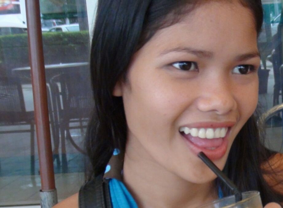 18P La flaca adolescente filipina Anabel hace una mamada chupando pelotas