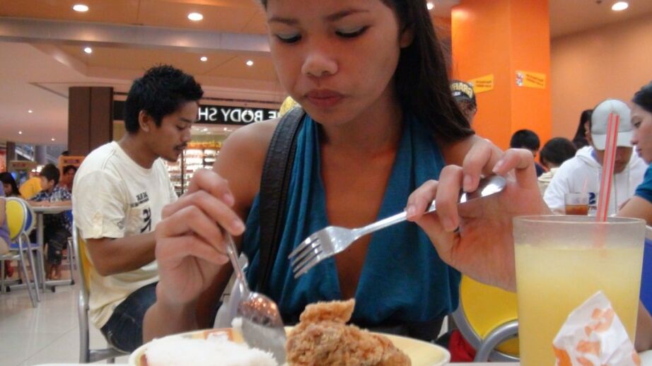 18P La flaca adolescente filipina Anabel hace una mamada chupando pelotas
