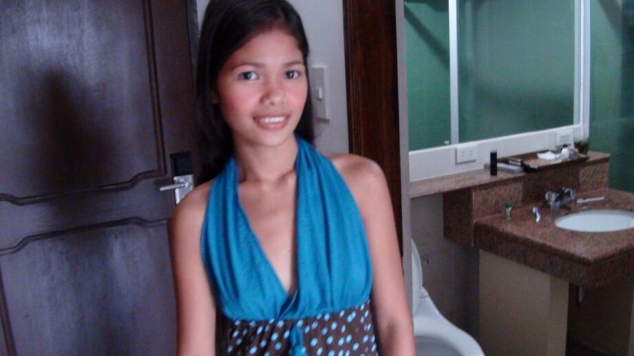 18P La flaca adolescente filipina Anabel hace una mamada chupando pelotas