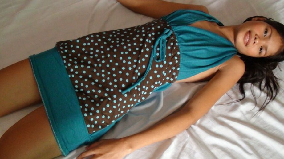 18P La flaca adolescente filipina Anabel hace una mamada chupando pelotas