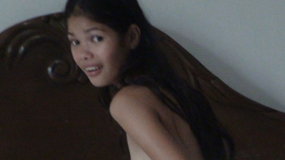 18P La flaca adolescente filipina Anabel hace una mamada chupando pelotas