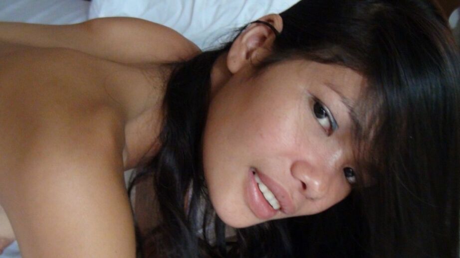 18P La flaca adolescente filipina Anabel hace una mamada chupando pelotas