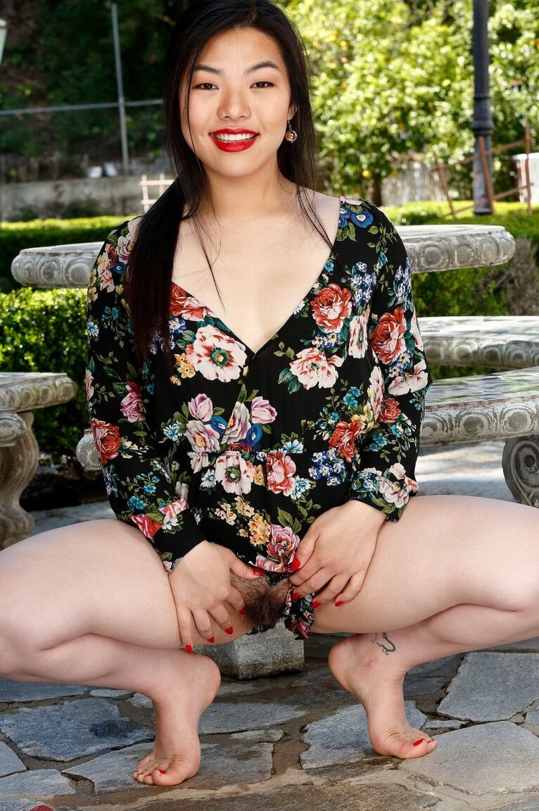 18P A gordinha coreana Nari Park revela o rosa de seu castor no pátio