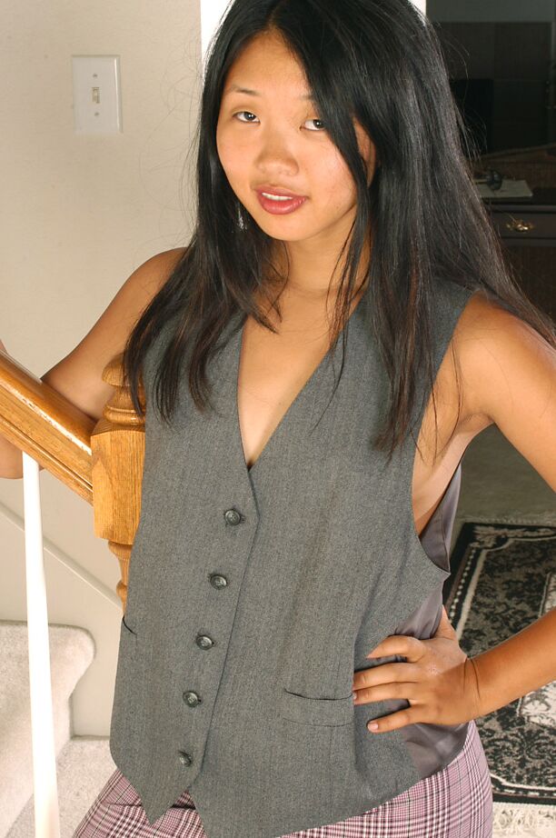 16P Das süße asiatische Amateur-Babe Janet kitzelt ihr cooles, haariges Langauge