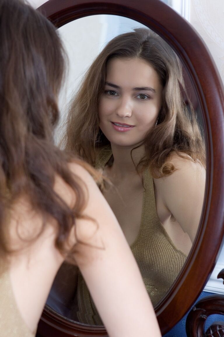 21P La hermosa adolescente Francine A mostrando su impresionante arbusto