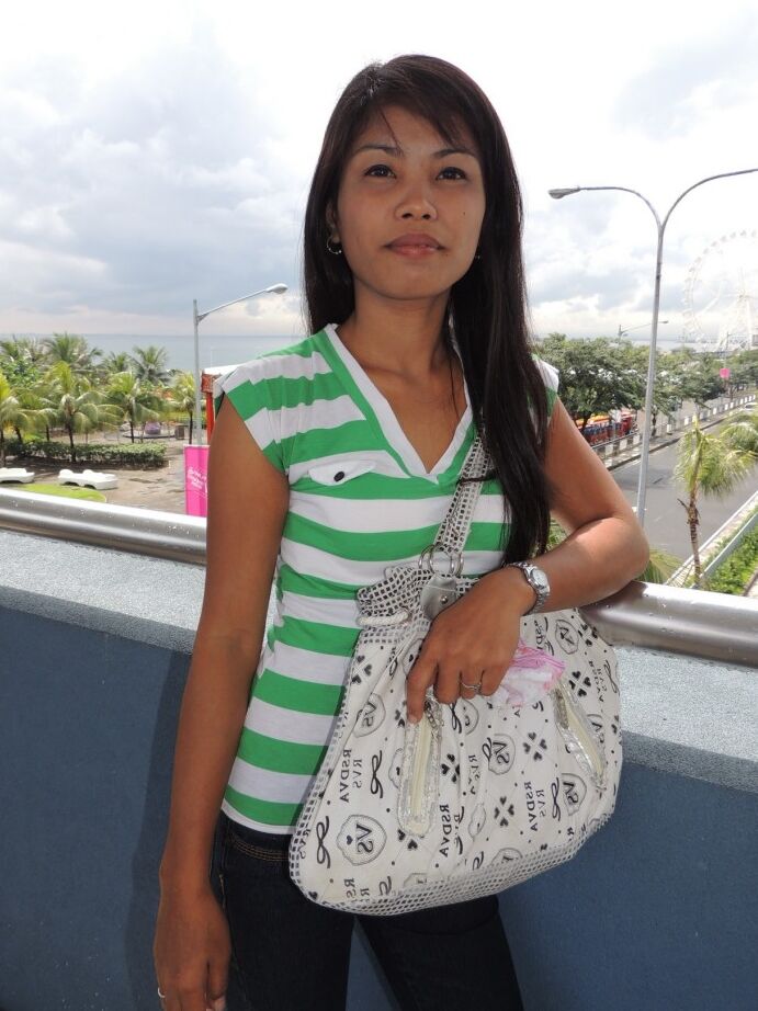 21P Slim Thai chick Lovely fica com um grande tesão em sua vulva peluda depois de se despir