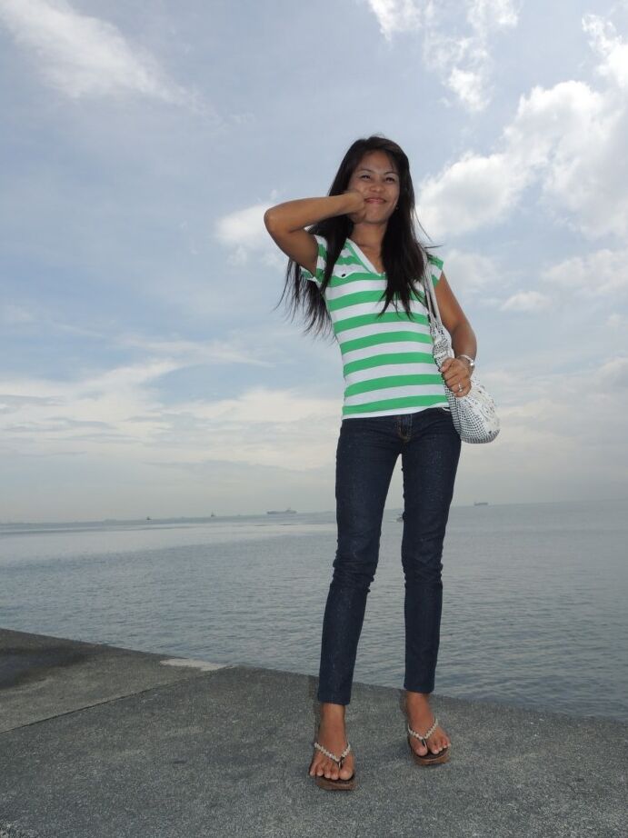 21P Slim Thai chick Lovely fica com um grande tesão em sua vulva peluda depois de se despir