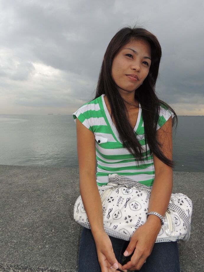 21P Slim Thai chick Lovely fica com um grande tesão em sua vulva peluda depois de se despir