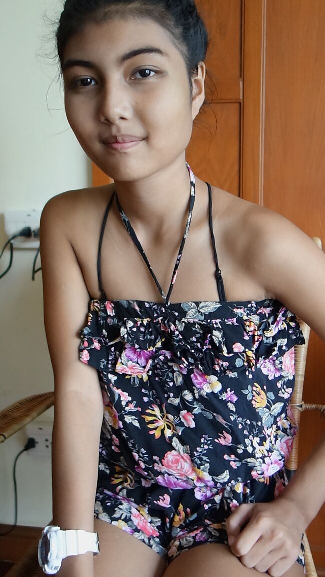 21P Petite adolescente asiática Pauw tira o vestido e exibe seus peitos e seu gatinho peludo