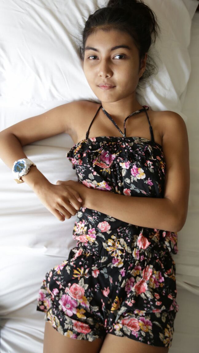 21P Petite adolescente asiática Pauw tira o vestido e exibe seus peitos e seu gatinho peludo