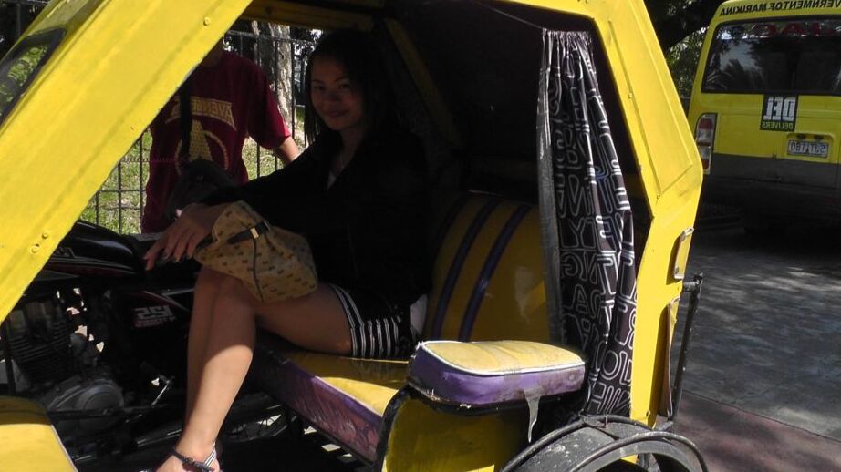 17P La perra filipina Sharmaine follada en un coño sin pelo y facializada por un turista