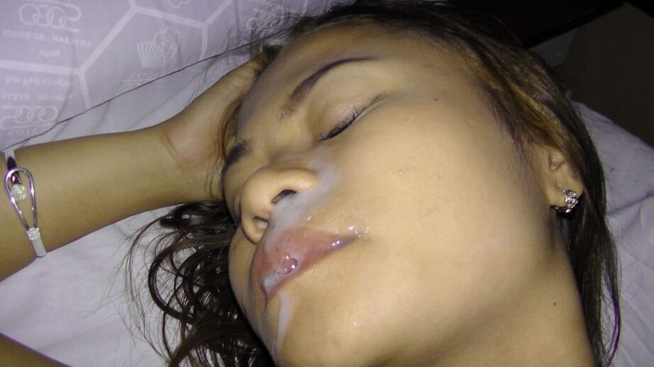 17P La perra filipina Sharmaine follada en un coño sin pelo y facializada por un turista