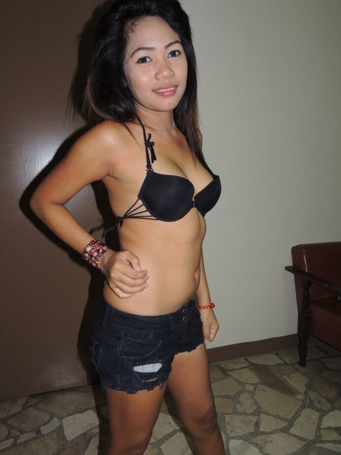 18P La linda chica Maxine de Filipinas posa desnuda y hace una mamada