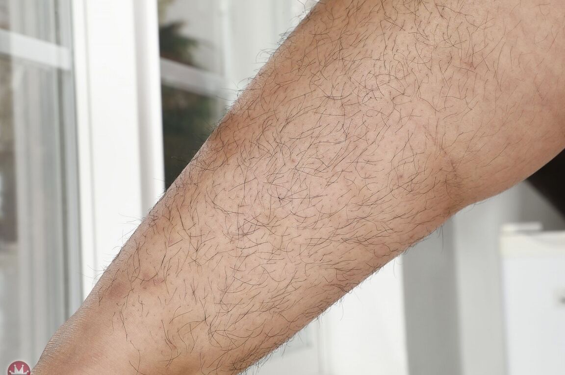 19P A amadora gordinha Lulu Sparkle expõe seus peitos tatuados antes de separar seu arbusto