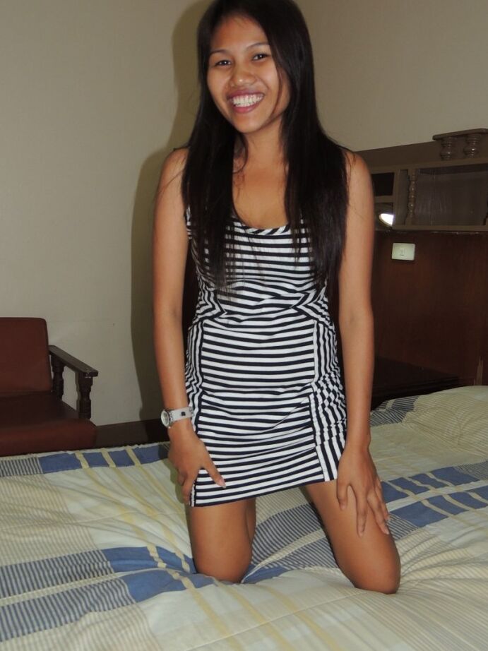 20P Petite Filipina adolescente faz sexo com um estrangeiro dentro de um quarto de motel