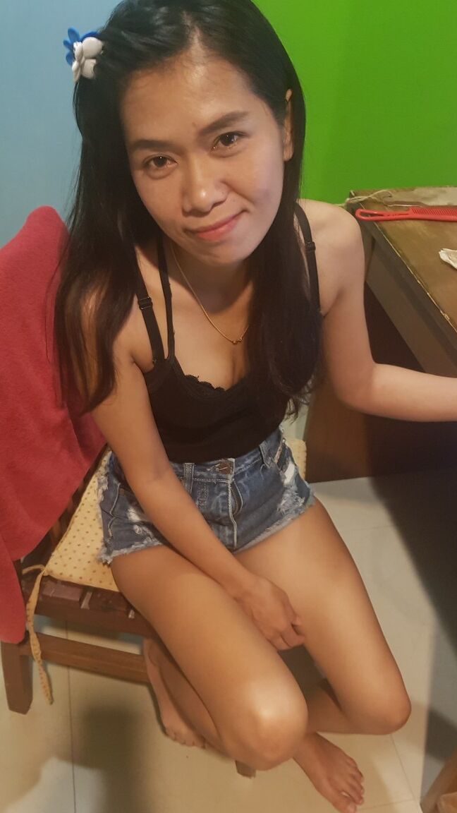 16P Sub Suzy amadora asiática mostra seu corpo esguio, seios pequenos e boceta raspada