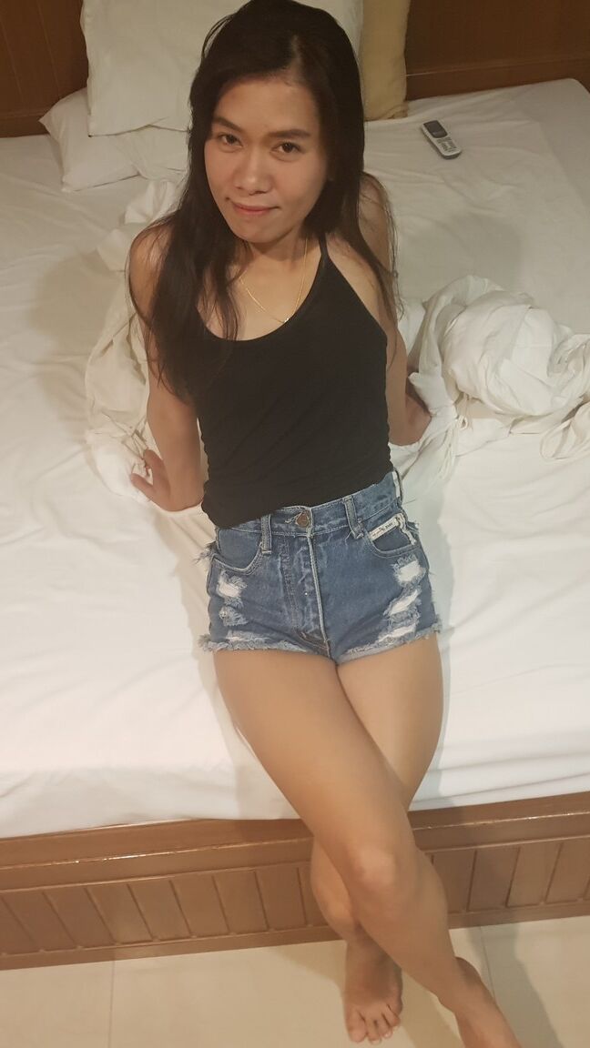 16P Sub Suzy amadora asiática mostra seu corpo esguio, seios pequenos e boceta raspada