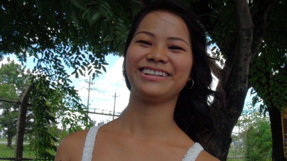 17P Morena Filipina gata Sissi tem sua buceta raspada comida e comida