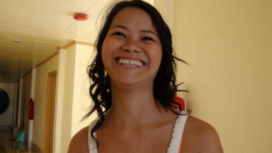 17P Morena Filipina gata Sissi tem sua buceta raspada comida e comida