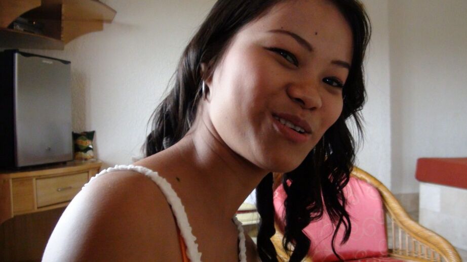 17P Morena Filipina gata Sissi tem sua buceta raspada comida e comida