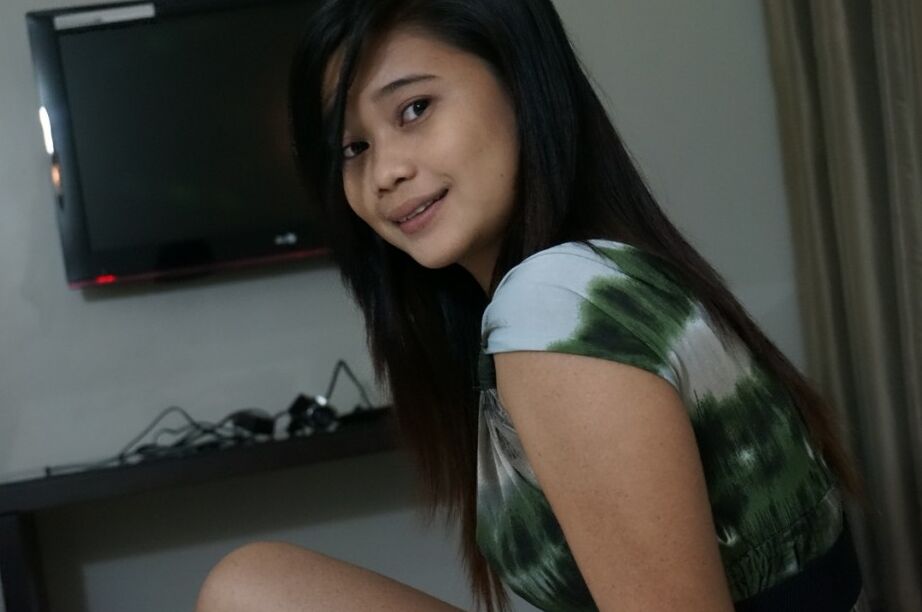 17P Süßer philippinischer Teenager gibt einen Blowjob mit Weihnachtsmannmütze